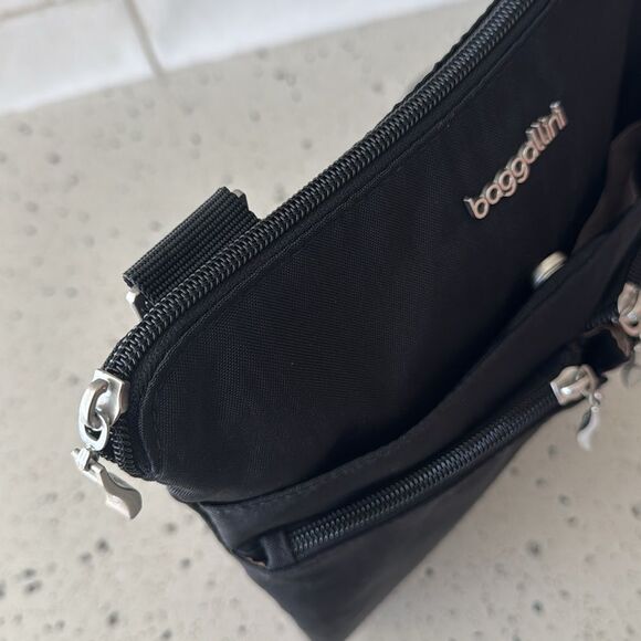 Baggallini Black Nylon Messenger Crossbody Bag Versatile Minimalist Travel EUC - Picture 8 of 12